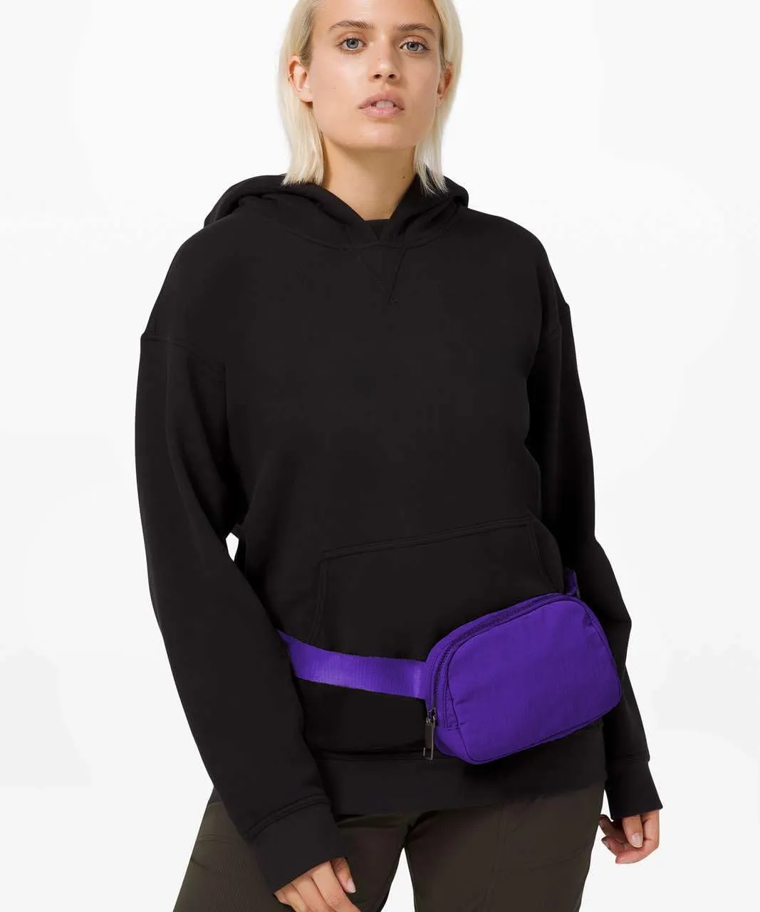 Cross Body Fanny Packs for Women Men Fashion Waist Bag Pouch Nylon Small Travel Crossbody Bags Mini Purse Everywhere Belt Bag Bum Bag with Adjustable Strap for Workout Running Hiking Violet