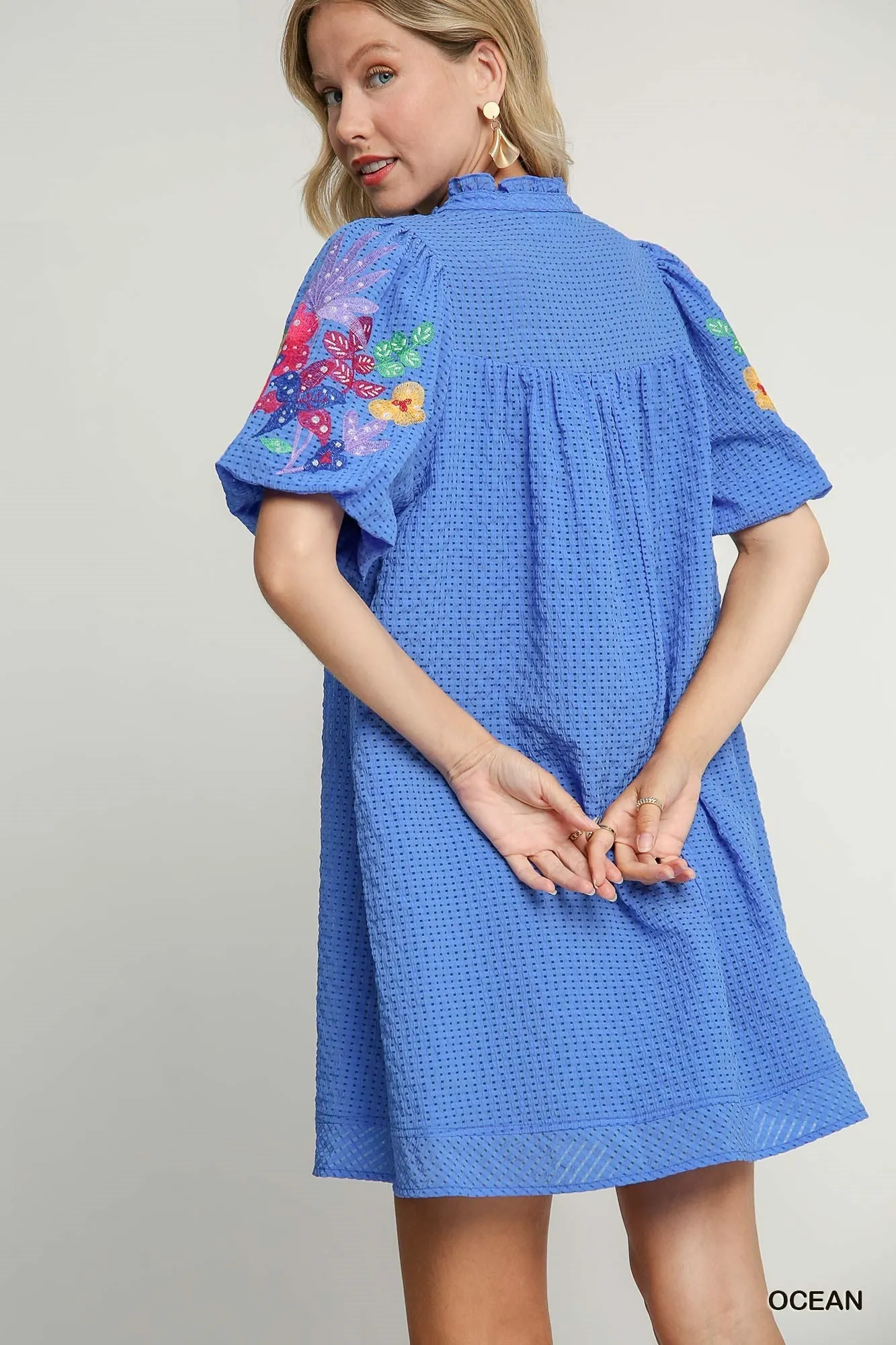 Umgee Embroidered Sleeve Seersucker Short Dress In Ocean
